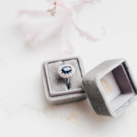 flatlay alliance d'une mariée lors d'une organisation complète d'un mariage