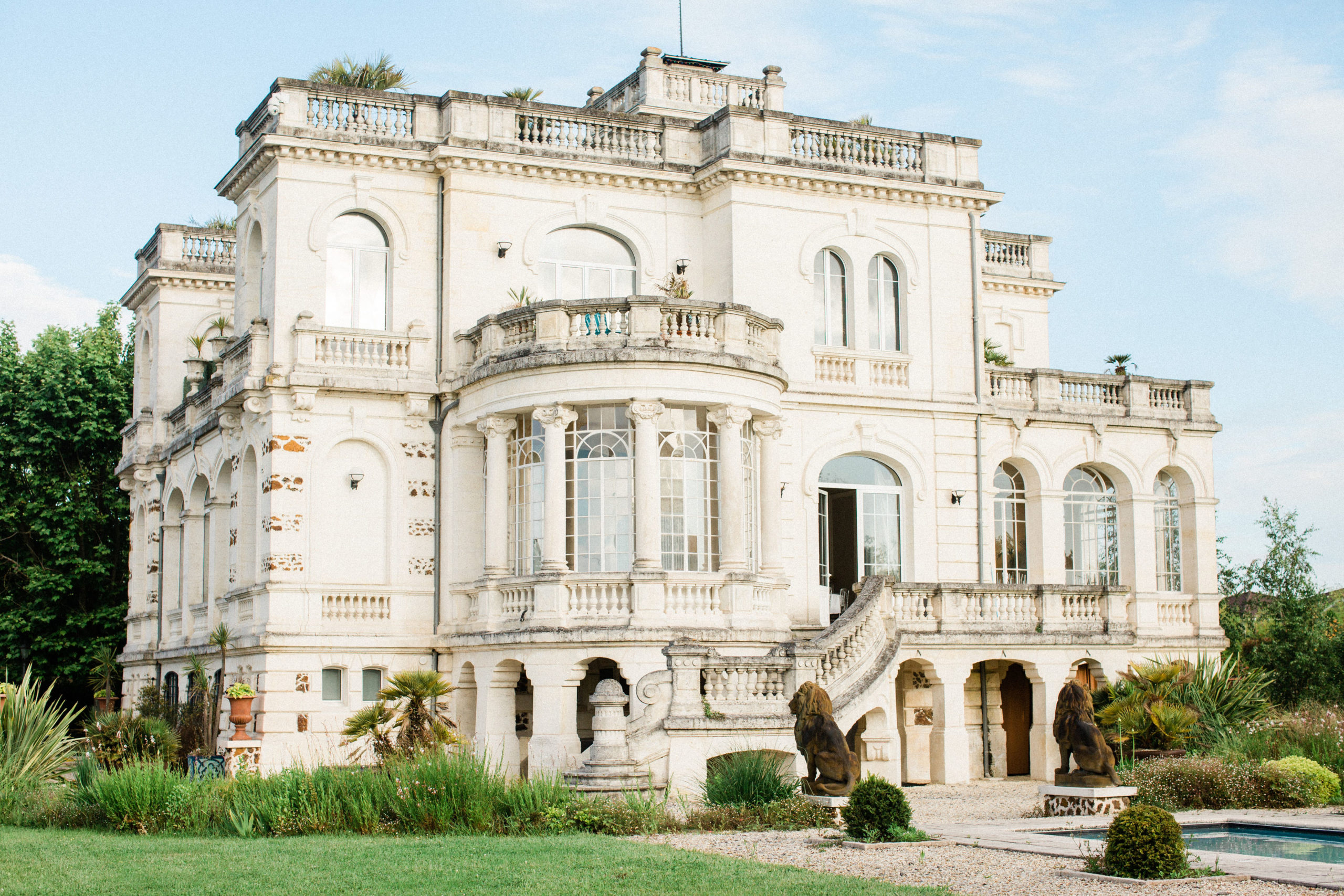 lieu de réception mariage près de bordeaux : chateau rénové sur le bassin d'arcachon au coeur d'un jardin
