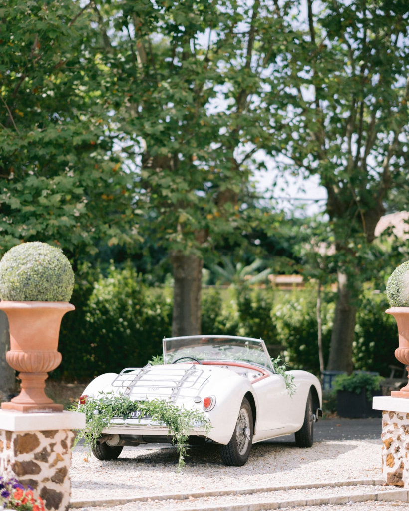 voiture ancienne blanche vu de derrière mis en scène par la wedding planner Amélie Pichon Weddings