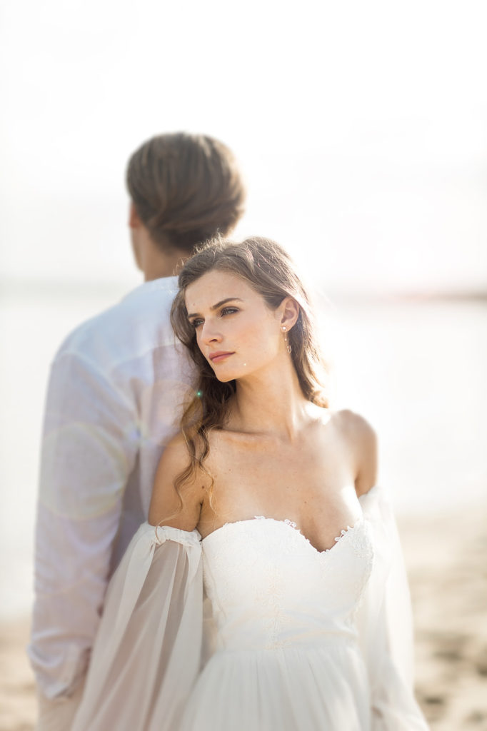 mariée et mari de dos lors d'une séance d'engagement mis en scène par la wedding planner Amélie Pichon Weddings