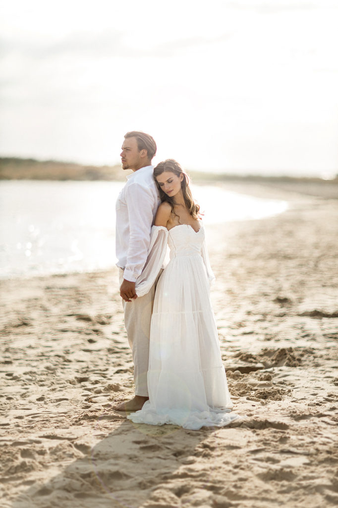 couple lors d'une séance d'engagement mis en scène par la wedding planner Amélie Pichon Weddings