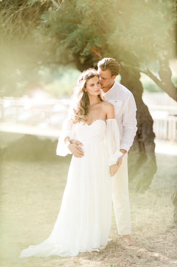 couple devant arbre flou lors d'une séance d'engagement mis en scène par la wedding planner Amélie Pichon Weddings
