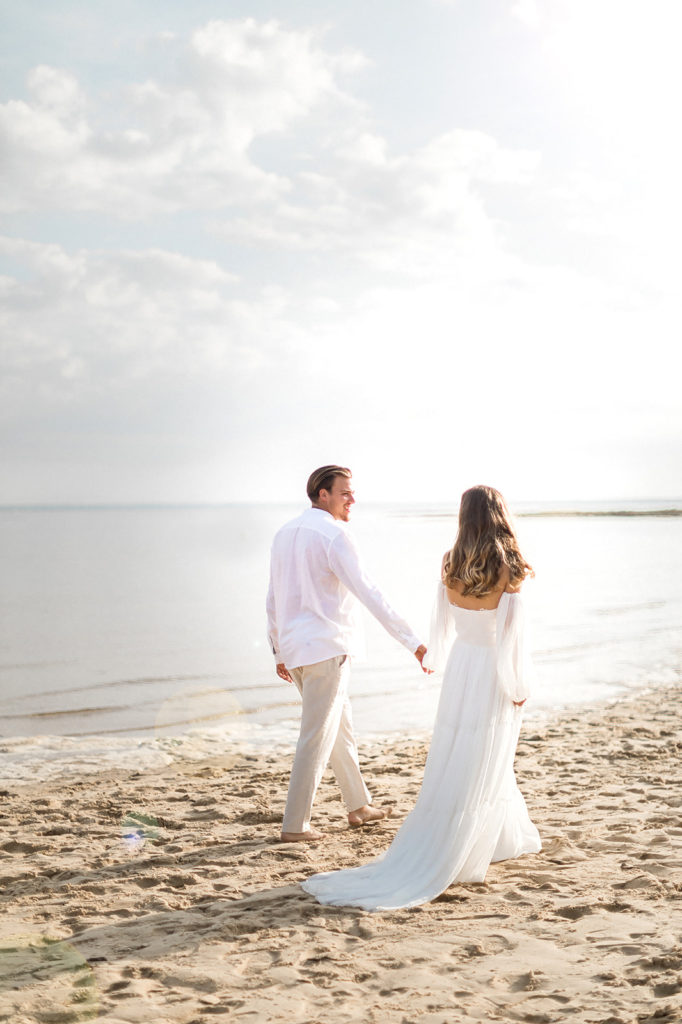couple de dos lors d'une séance d'engagement mis en scène par la wedding planner Amélie Pichon Weddings