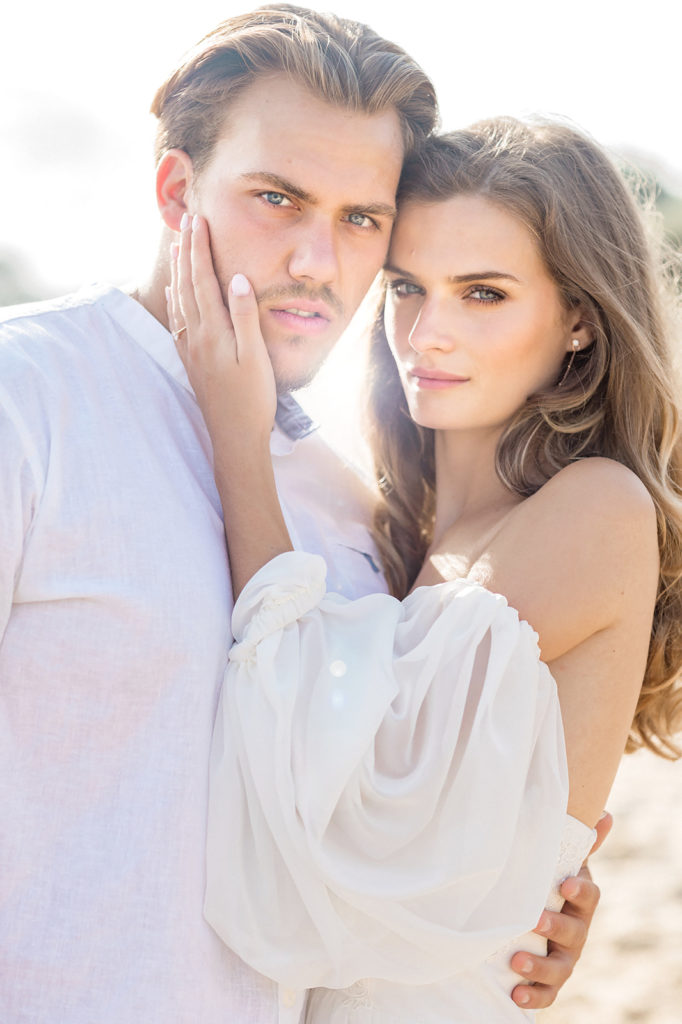 portrait couple lors d'une séance d'engagement mis en scène par la wedding planner Amélie Pichon Weddings