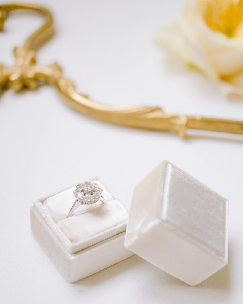 Ecrin bague de fiançailles avec cintre ancien mis en scène par la wedding planner Amélie Pichon Weddings