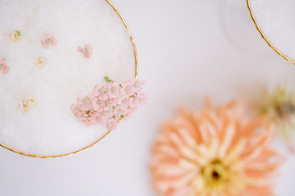 cocktail des mariés fleuri mis en scène par la wedding planner Amélie Pichon Weddings