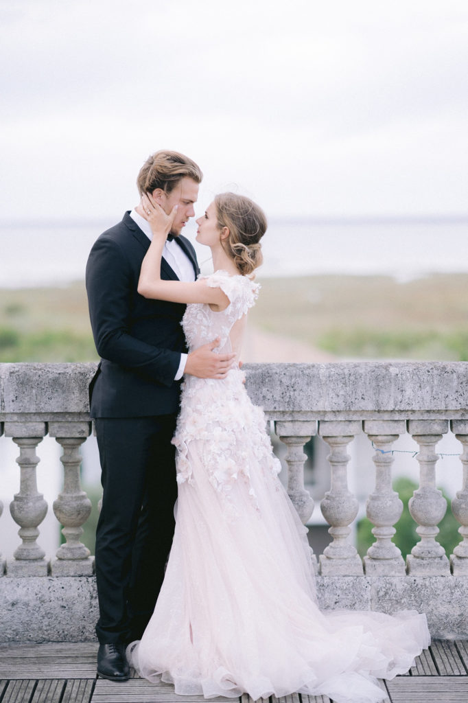 couple de mariés avec vue sur le bassin d'arcachon mis en scène par la wedding planner Amélie Pichon Weddings