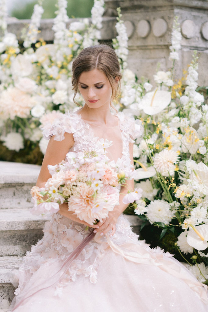 mariée bouquet fleurs escaliers fleuris mis en scène par la wedding planner Amélie Pichon Weddings