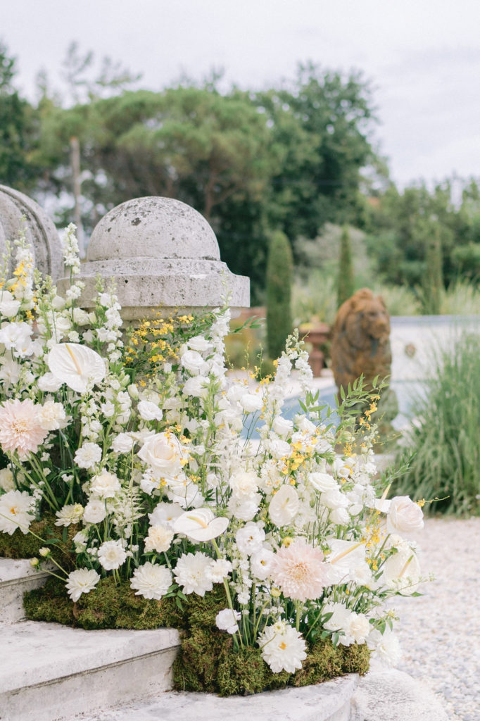 escaliers fleuris fleurs blanches et végétaux mis en scène par la wedding planner Amélie Pichon Weddings