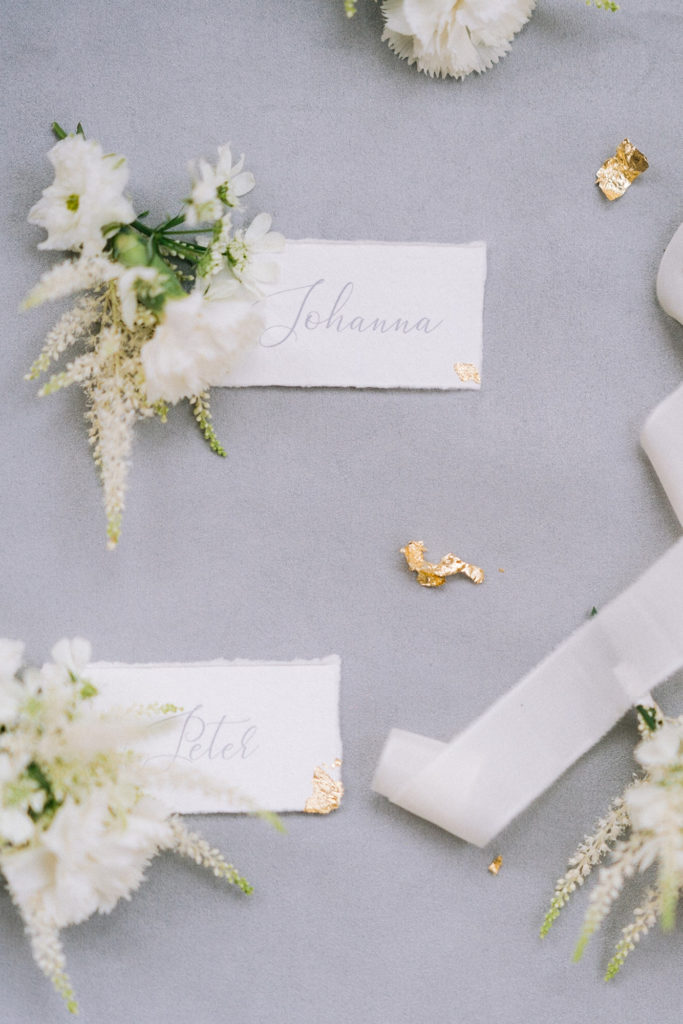 Flatlays boutonnières fleuries de mariage accompagné des marques place mis en scène par la wedding planner Amélie Pichon Weddings