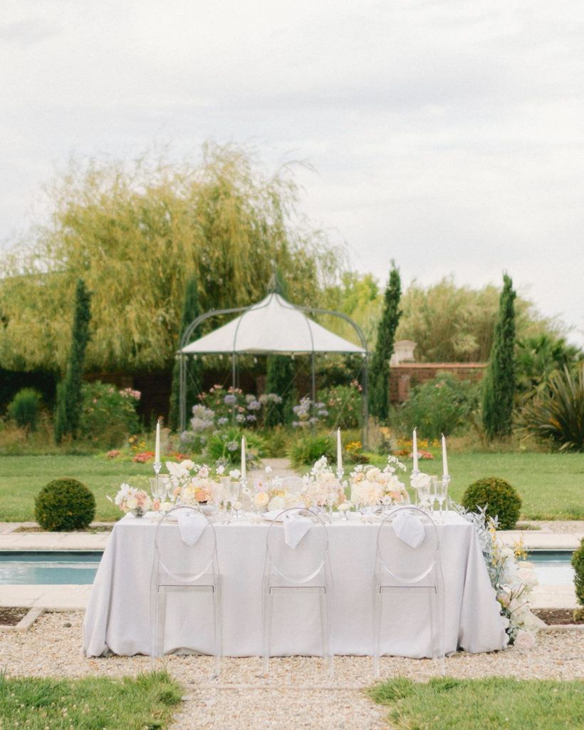 table mariage dans un jardin gujan mestras mis en scène par la wedding planner Amélie Pichon Weddings