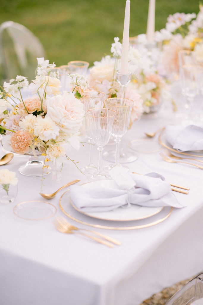 fleurs fraîches sur table mariage et assiette et couverts dorés mis en scène par la wedding planner Amélie Pichon Weddings