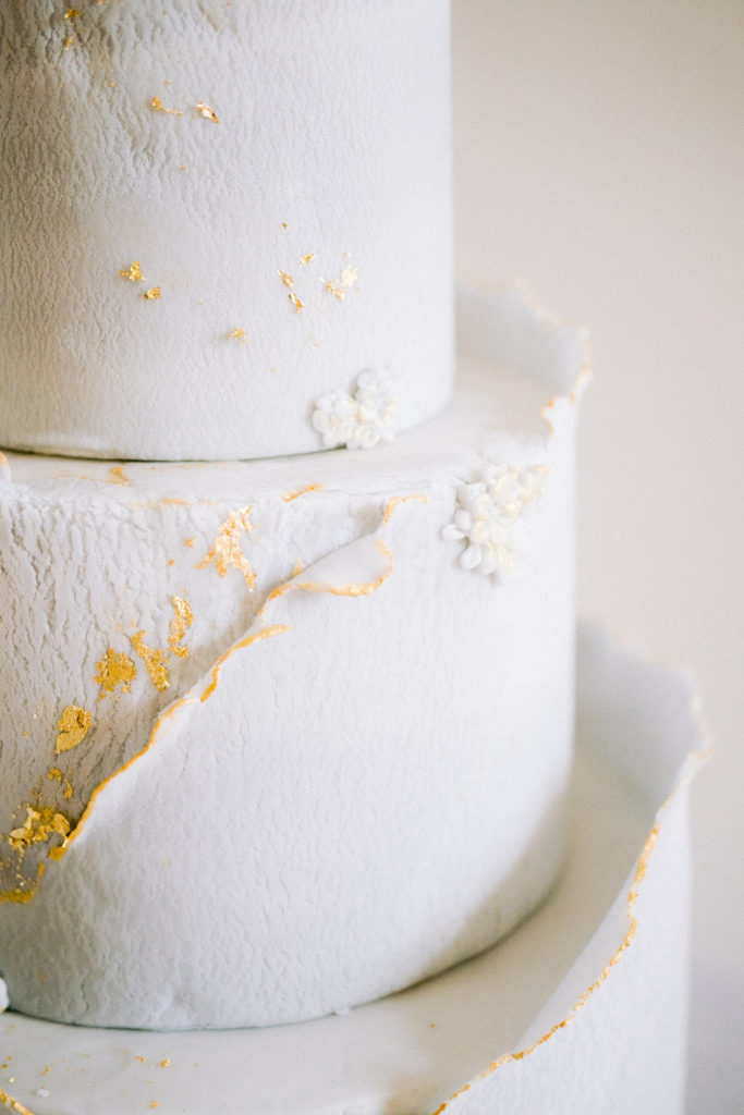 Vue d'une Wedding cake de près avec détails dorés mis en scène par la wedding planner Amélie Pichon Weddings