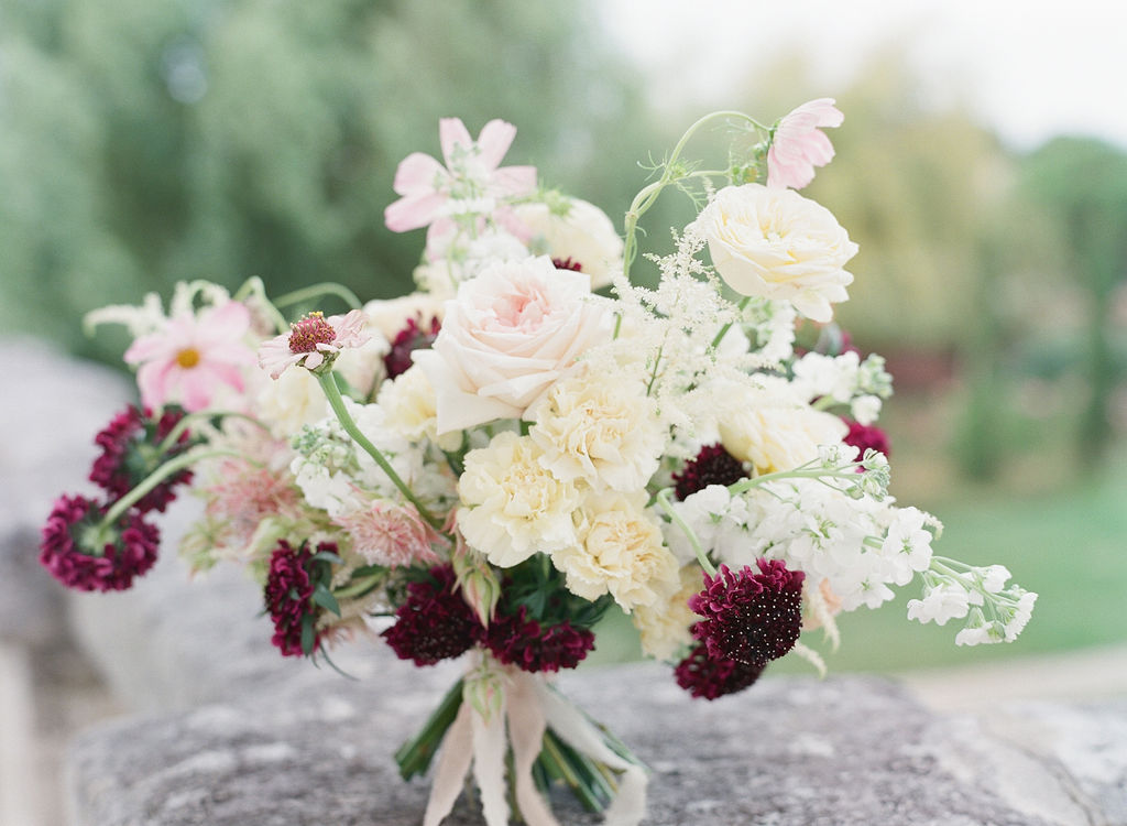 Bouquet de fleurs de mariée à saint emilion mis en scène par la wedding planner Amélie Pichon Weddings