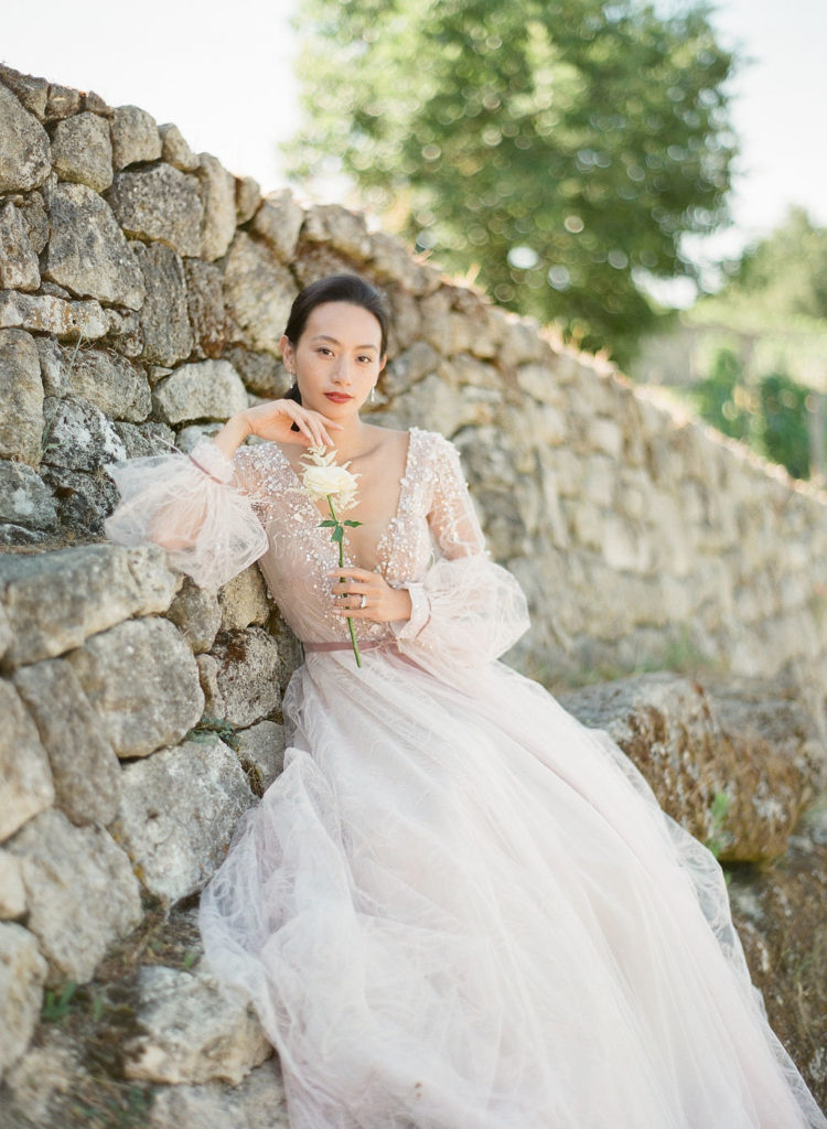 mariée en robe fleurs à la main mis en scène par la wedding planner Amélie Pichon Weddings