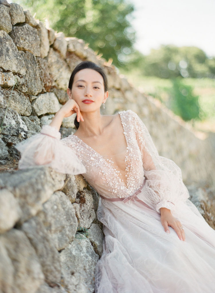 mariée en robe mur de pierre mis en scène par la wedding planner Amélie Pichon Weddings