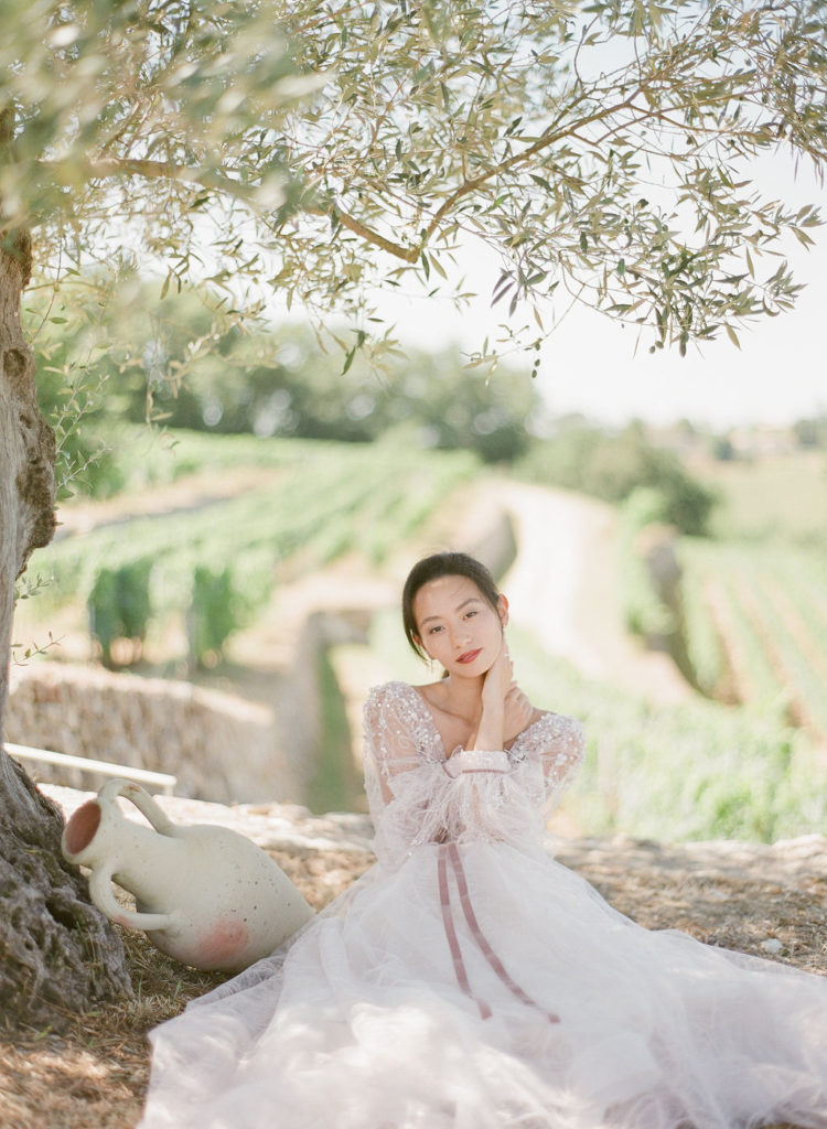 mariée sous un olivier saint emilion mis en scène par la wedding planner Amélie Pichon Weddings