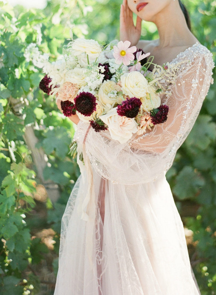 mariée en robe tenant son bouquet fleurs fraîches mis en scène par la wedding planner Amélie Pichon Weddings