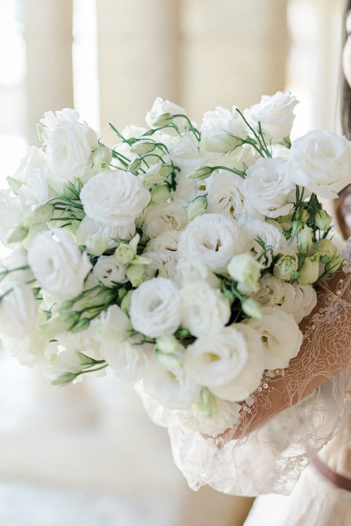 Bouquet mariée fleurs blanches mis en scène par la wedding planner Amélie Pichon Weddings