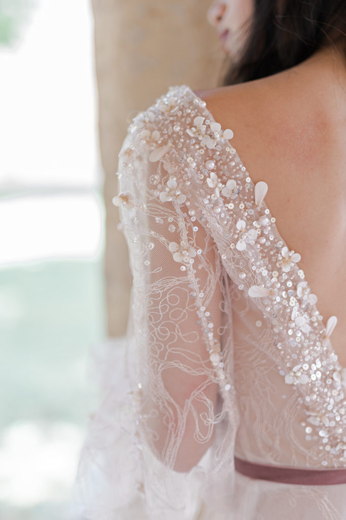Robe mariée de dos mis en scène par la wedding planner Amélie Pichon Weddings