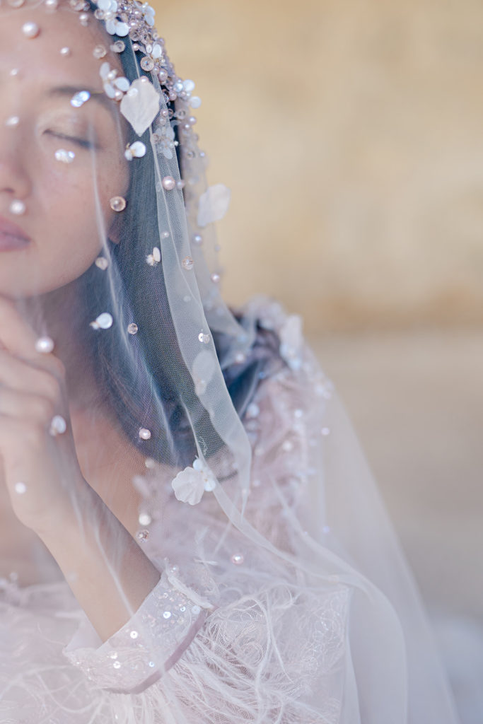 Mariée avec voile mis en scène par la wedding planner Amélie Pichon Weddings